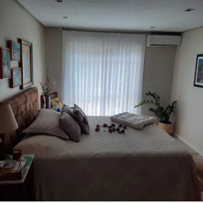 Cortina franzida elegante em sala com lustre — ateliê Regina Cortinas Cachoeirinha RS