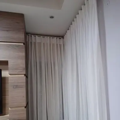 Cortina voil branca bem conservada em sala — ateliê Regina Cortinas Cachoeirinha RS